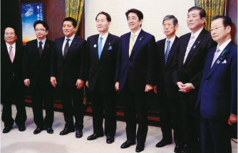 浜田知事、自民党本部にて安倍総裁・石破幹事長より党推薦証授与式